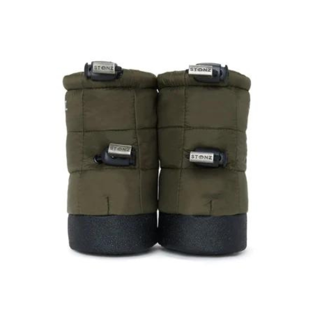 BOTTILLON STONZ PUFFER POUR BÉBÉ COULEUR PINE VU DES BOTTILLONS VERT OLIVE ET NOIR DE FACE