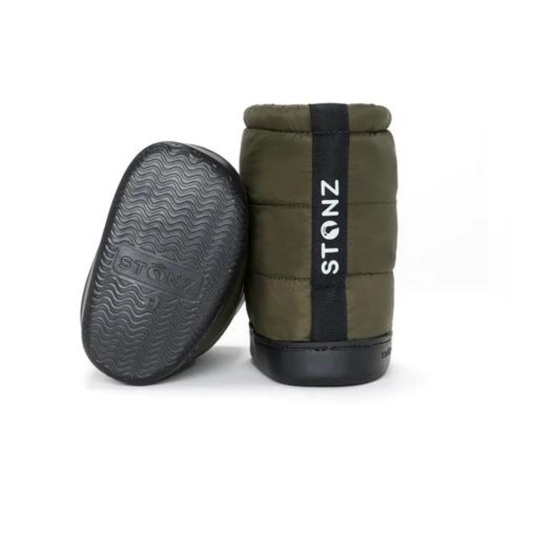 BOTTILLON STONZ PUFFER POUR BÉBÉ COULEUR PINE VU DES BOTTILLONS VERT OLIVE ET NOIR UN DE DOS ET L'AUTRE VU SUR LA SEMELLE D'USURE