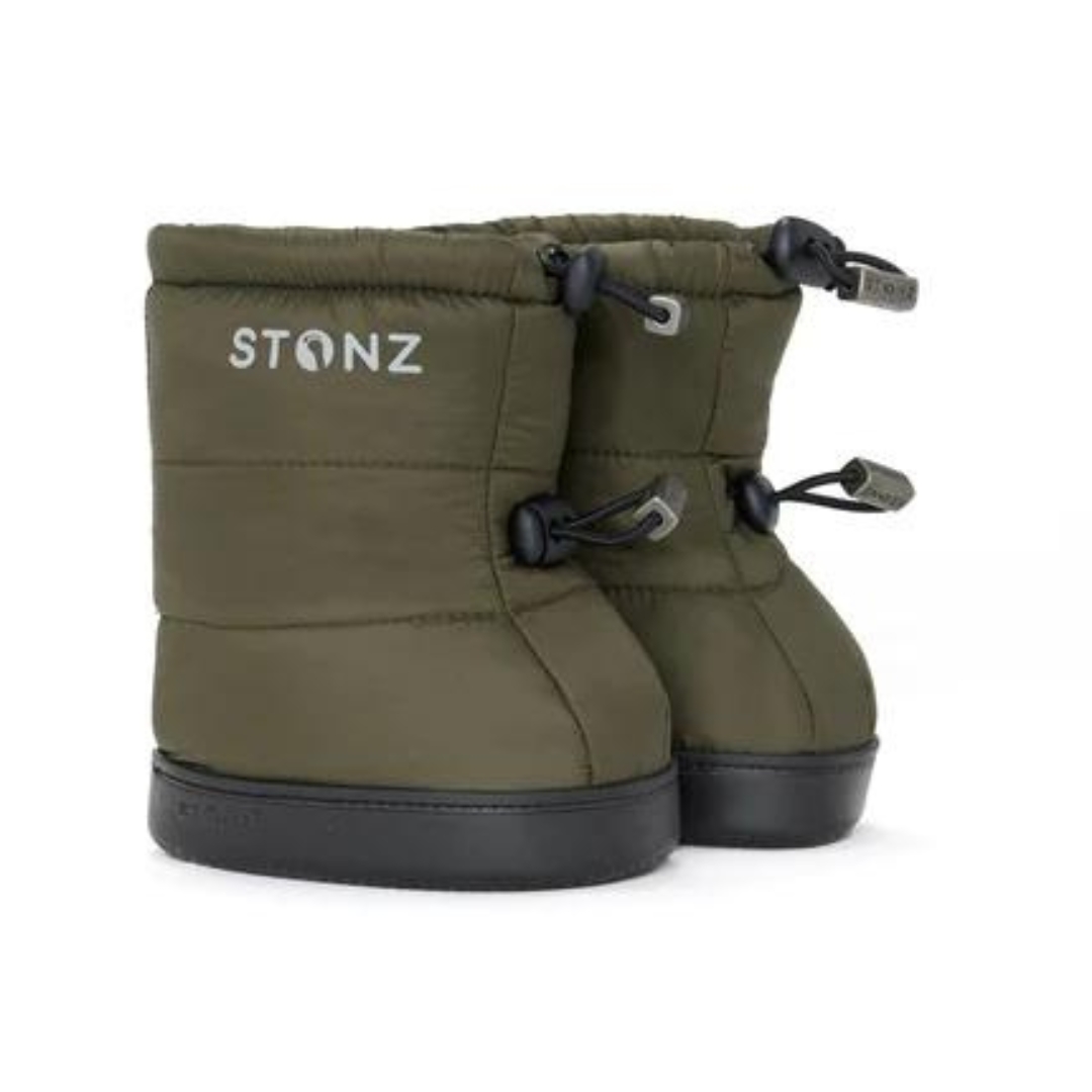 BOTTILLON STONZ PUFFER POUR PETIT ENFANT COULEUR PINE VU DES BOTTILLONS VERT OLIVE ET NOIR DE PROFIL AVANT DROIT