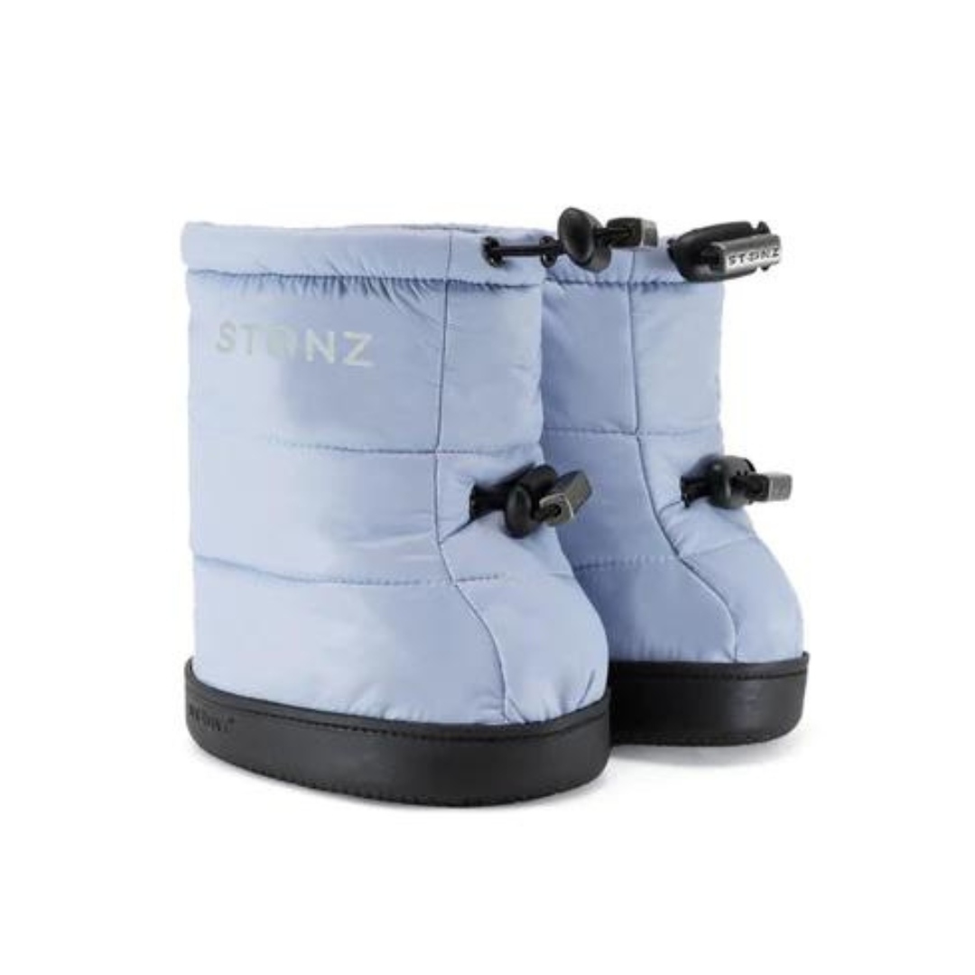 BOTTILLON STONZ PUFFER POUR BÉBÉ  couleur HAZE BLUE vue du chausson bleu ciel de profil avant droit