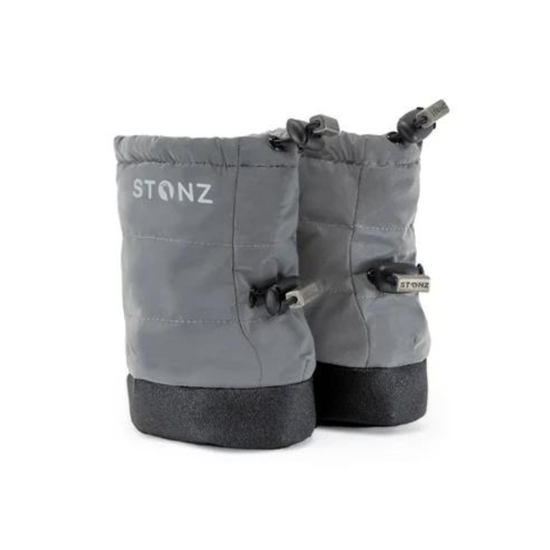 BOTTILLON STONZ PUFFER POUR BÉBÉ  couleur REFLECTIVE SILVER vu des bottillons gris acier de profil avant droit