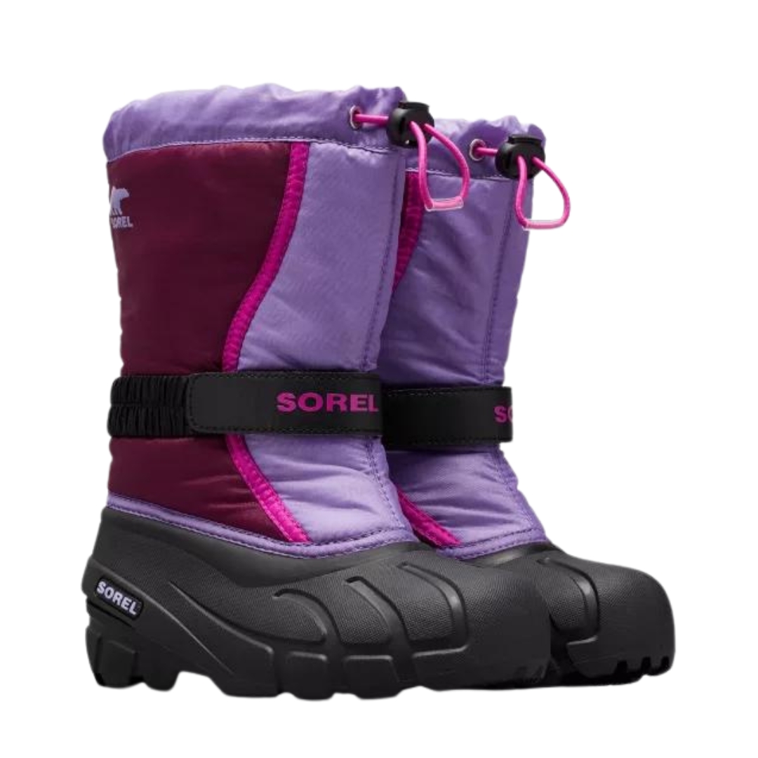 BOTTE D'HIVER SOREL FLURRY POUR JUNIOR couleur 562-PURPLE DAHLIA/PAISLEY PURPLE vue de la botte mauve, lilas, noire et détail rose de profil avant droit