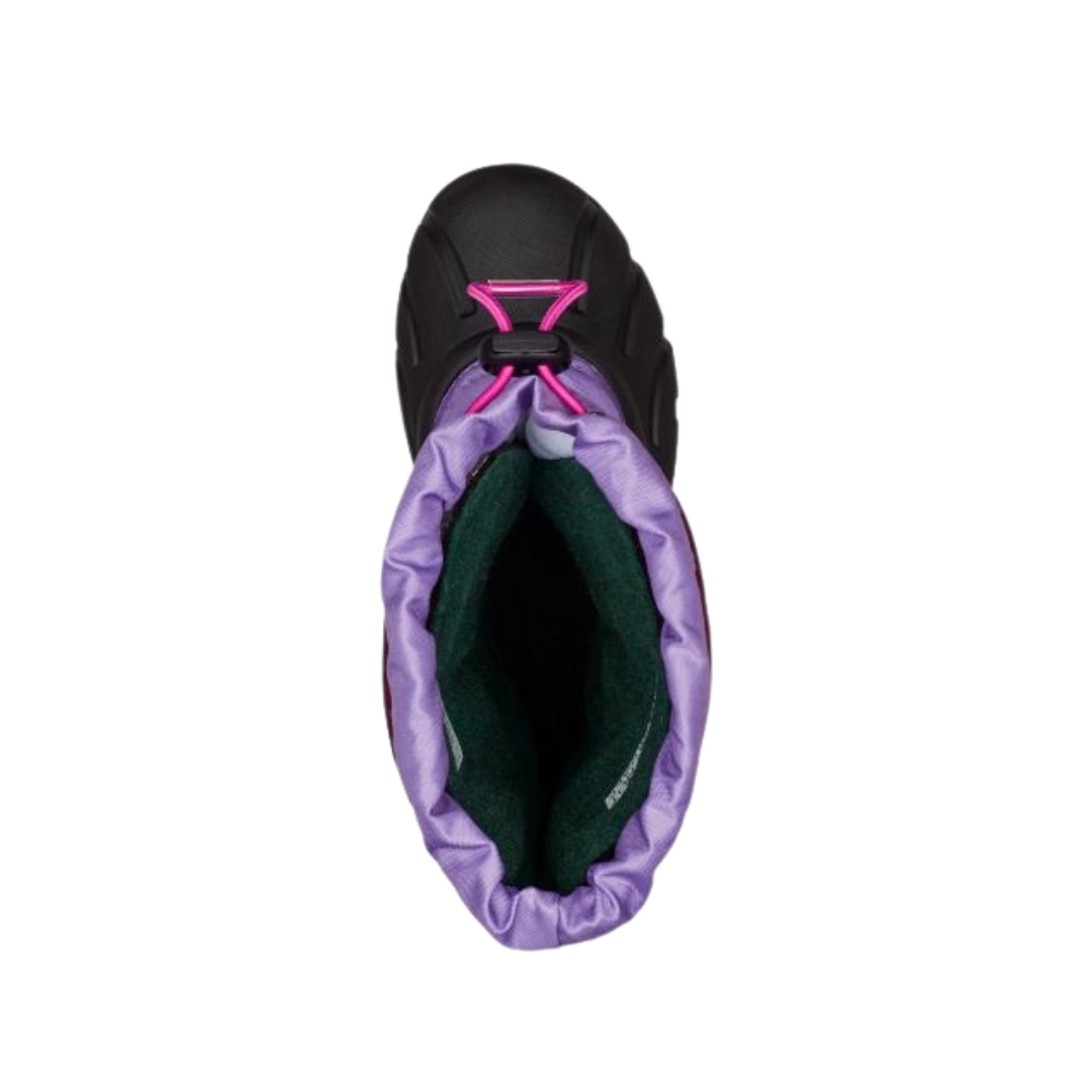 BOTTE D'HIVER SOREL FLURRY POUR JUNIOR couleur 562-PURPLE DAHLIA/PAISLEY PURPLE vue de la botte mauve, lilas, noire et détail rose du dessus