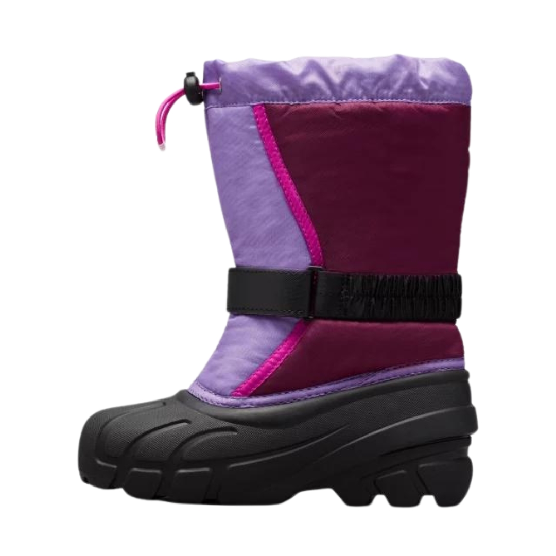BOTTE D'HIVER SOREL FLURRY POUR JUNIOR couleur 562-PURPLE DAHLIA/PAISLEY PURPLE vue de la botte mauve, lilas, noire et détail rose de profil gauche