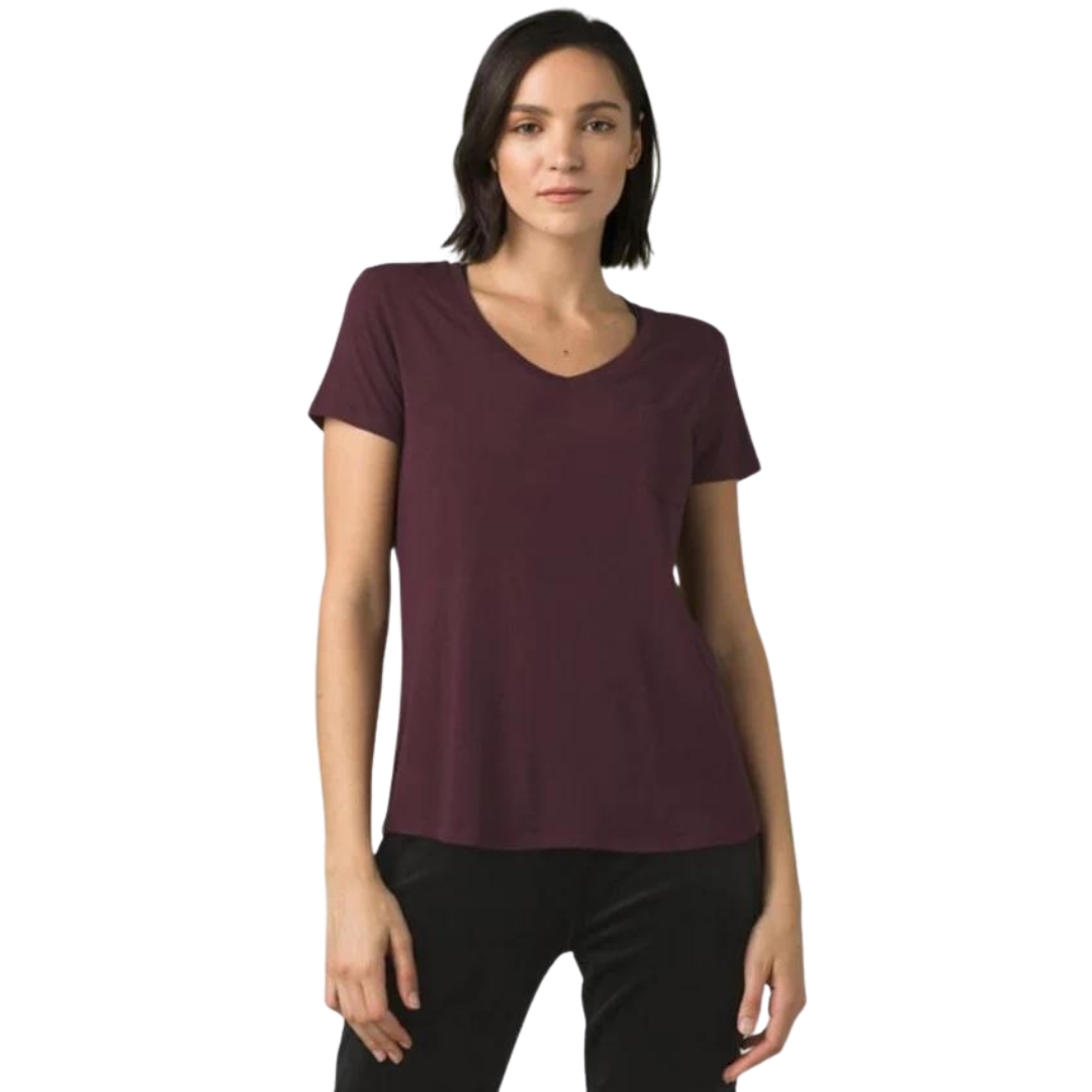 T-SHIRT COL EN V PRANA FOUNDATION 365 POUR FEMME couleur MULBERRY HEATHER vu du chandail bourgogne foncé chiné porté par une femme vue de face