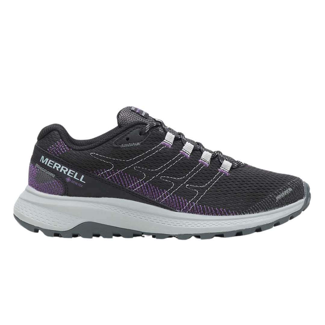 CHAUSSURE DE COURSE SUR SENTIER MERRELL FLY STRIKE GORE-TEX POUR FEMME COULEUR BLACK VUE DE LA CHAUSSURE NOIRE, GRISE PALE ET MAUVE RAISIN DE PROFIL DROIT