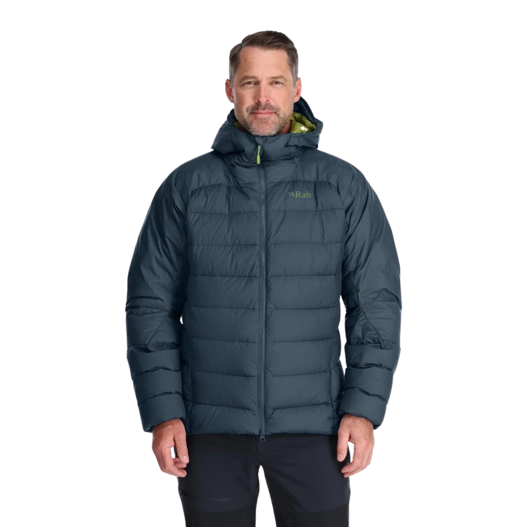 MANTEAU ISOLÉ EN DUVET RAB INFINITY ALPINE POUR HOMME couleur ORION BLUE vu du manteau bleu acier foncé et détails vert pomme porté par un homme vu de face