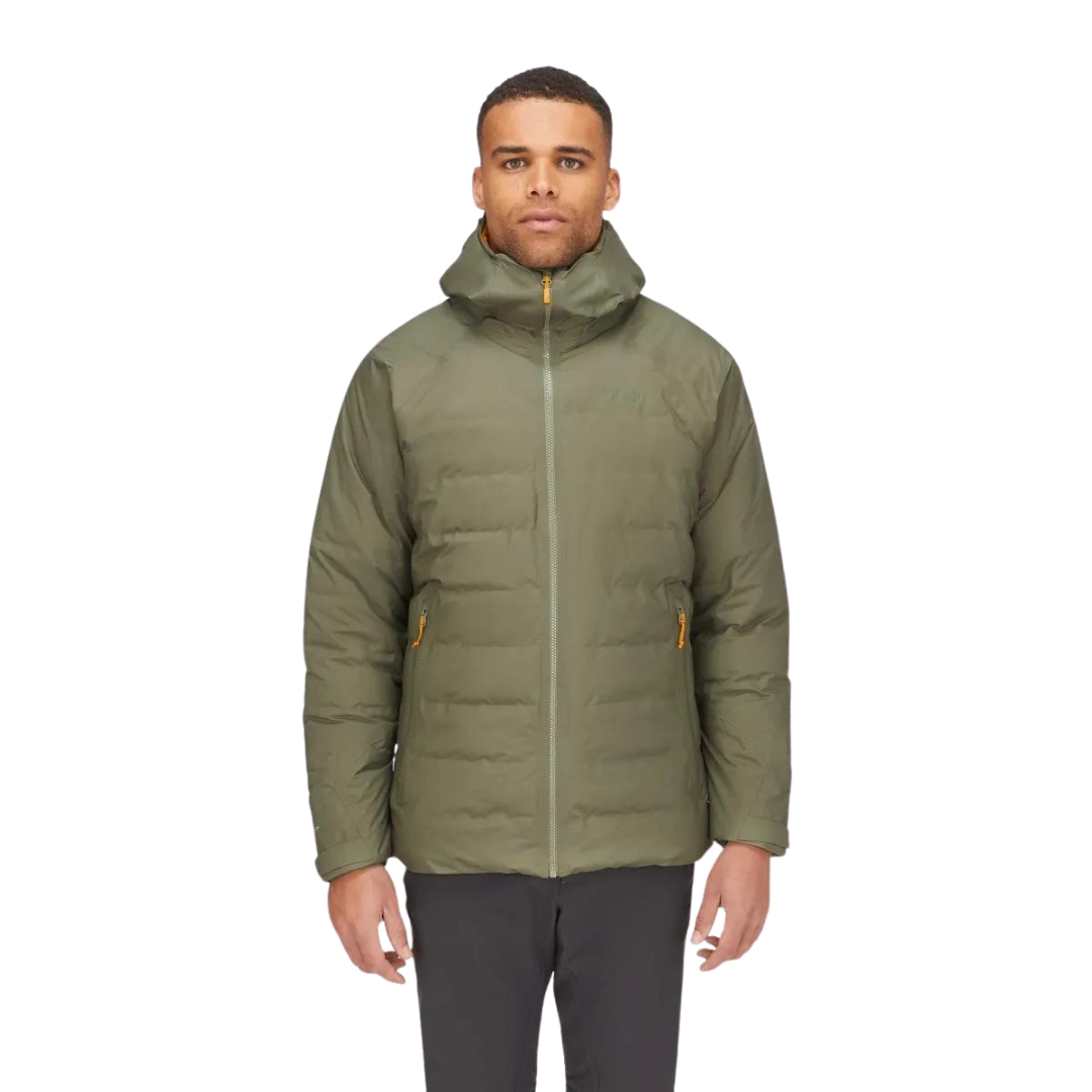 MANTEAU ISOLÉ EN DUVET RAB VALIANCE POUR HOMME couleur light khaki vu du manteau vert khaki avec détail orangés porté par un homme vu de face