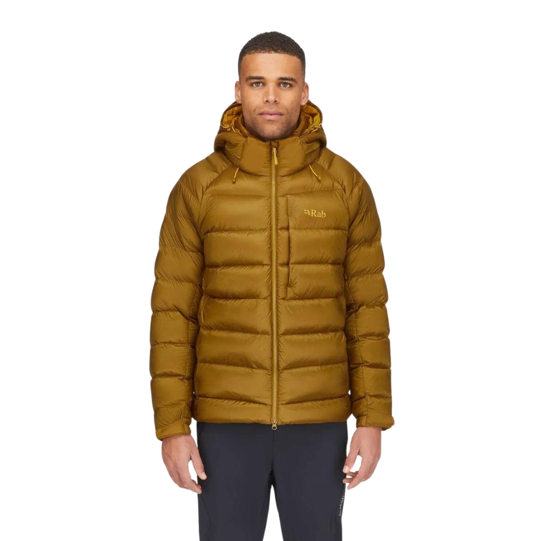 MANTEAU ISOLÉ EN DUVET RAB AXION PRO POUR HOMME couleur footprint vu du manteau jaune ocre porté apr un homme vu de face