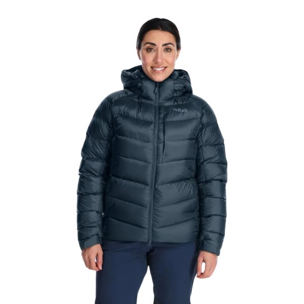 MANTEAU ISOLÉ EN DUVET RAB AXION PRO POUR FEMME COULEUR ORINON BLUE VU DU MANTEAU BLEU PORTÉ PAR UNE FEMME VUE DE FACE