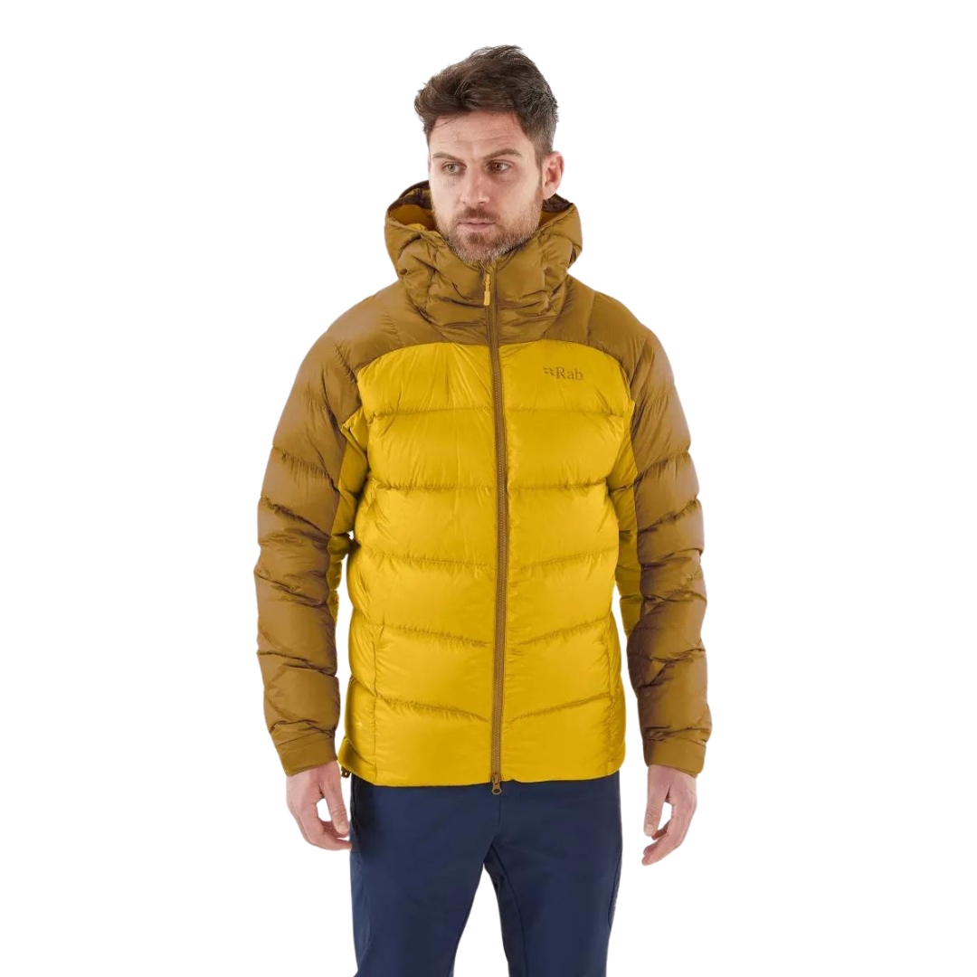 MANTEAU ISOLÉ EN DUVET RAB NEUTRINO PRO POUR HOMME couleur footprint/sahara vu du manteau jaune et jaune ocre porté par un homme vu de face