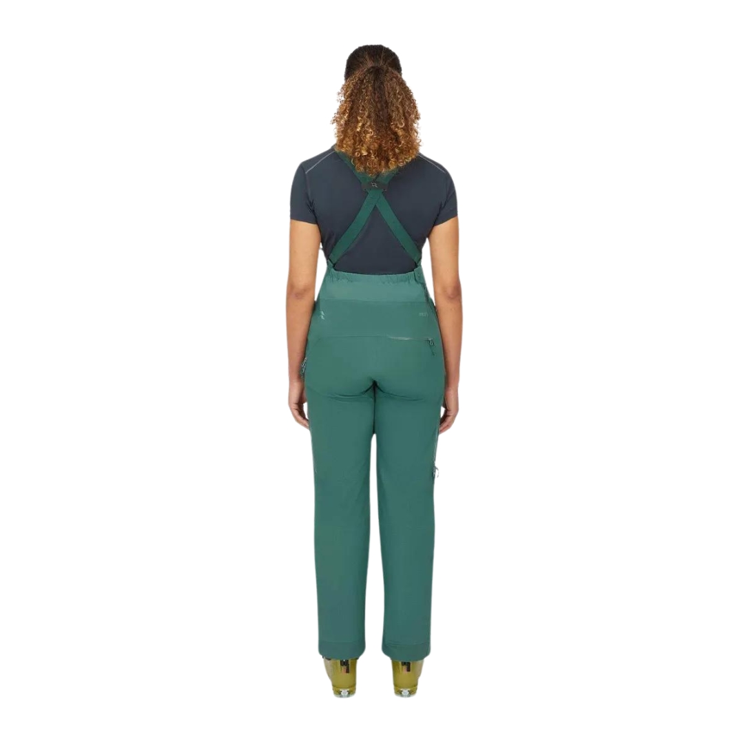 SALOPETTE IMPERMÉABLE DE SKI RAB KHROMA KINETIC POUR FEMME couleur green slate portée par une femme vue de dos