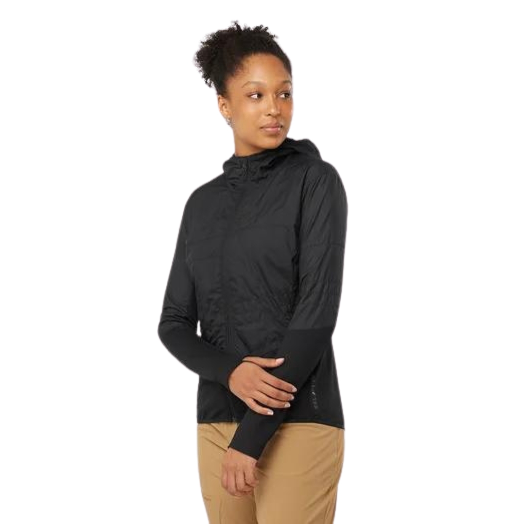 MANTEAU SOFTSHELL SALOMON OUTLINE ALL SEASON HYBRID POUR FEMME couleur deep black vu du manteau noir porté par une femme vue de face