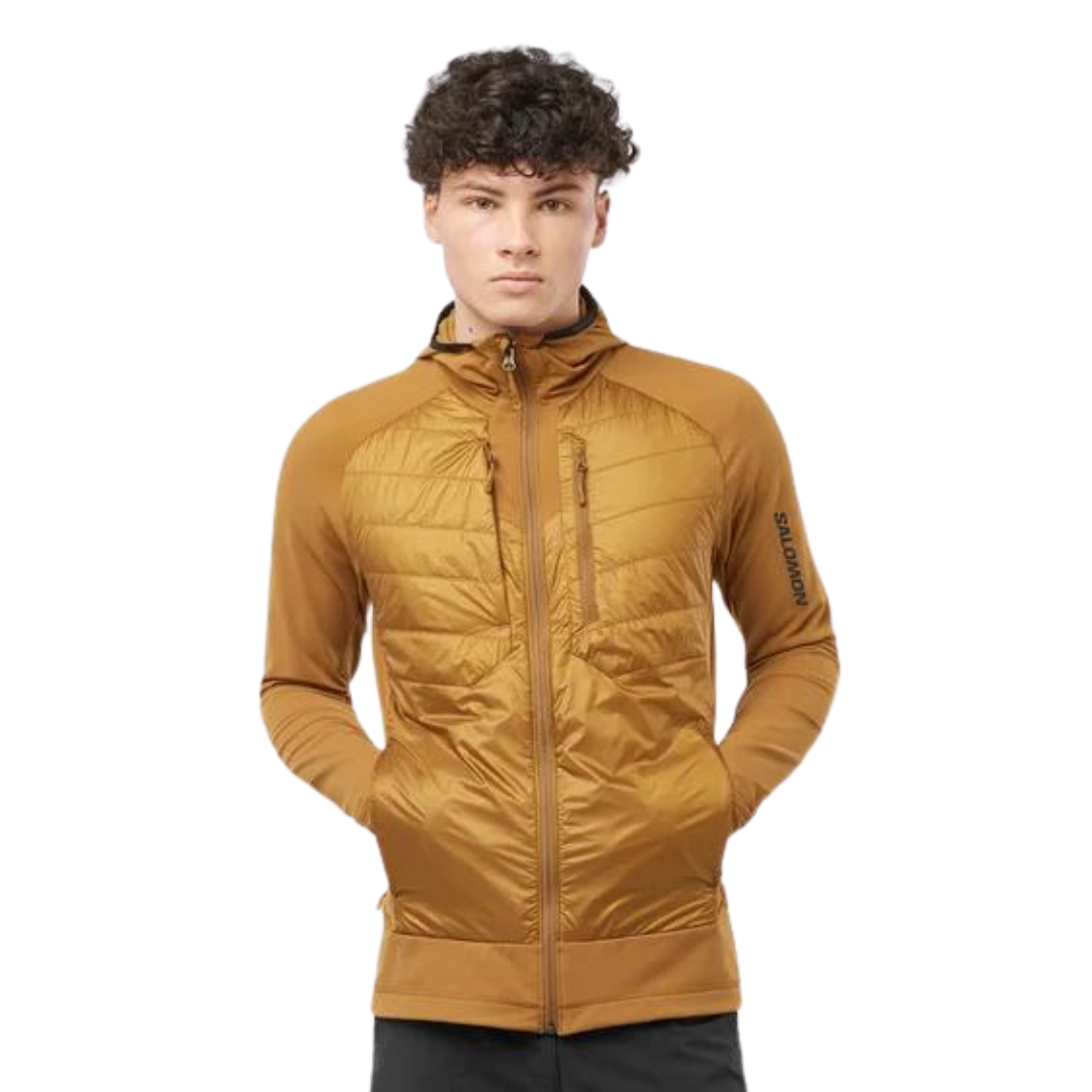 MANTEAU ISOLANT SALOMON ELIXIR HYBRID HOODED POUR HOMME couleur rubber vu du manteau jaune ocre porté par un homme vu de face avec les mains dans les poches latérales