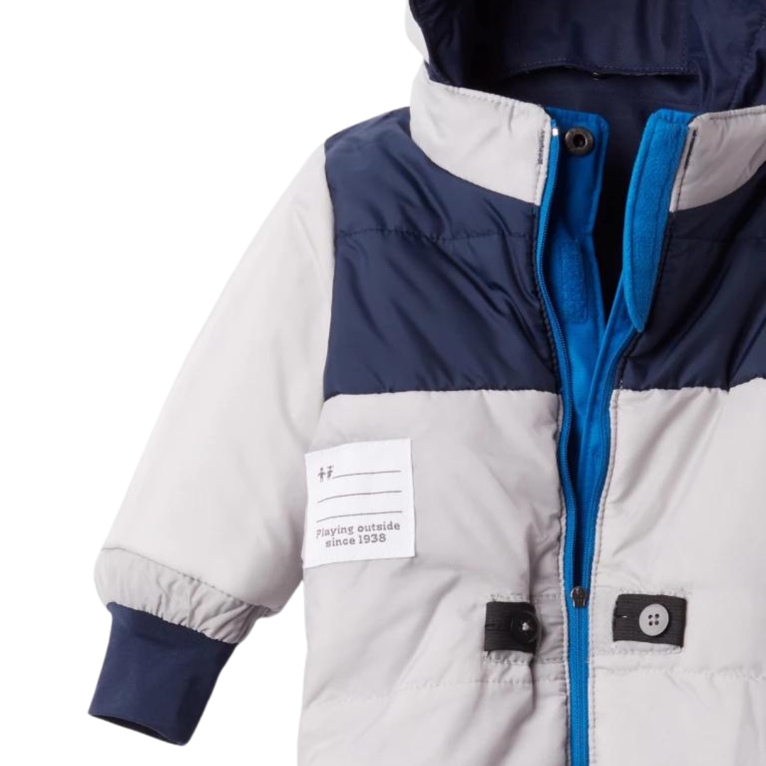 HABIT DE NEIGE COLUMBIA BUGA II SUIT POUR bébé COULEUR Bright Indigo/ Collegiate Navy VUE DE L'ENSEMBLE BLEU ROYAL ET BLEU MARINE sur le revers LAISSANT VOIR L'ÉTIQUETTE D'IDENTIFICATION