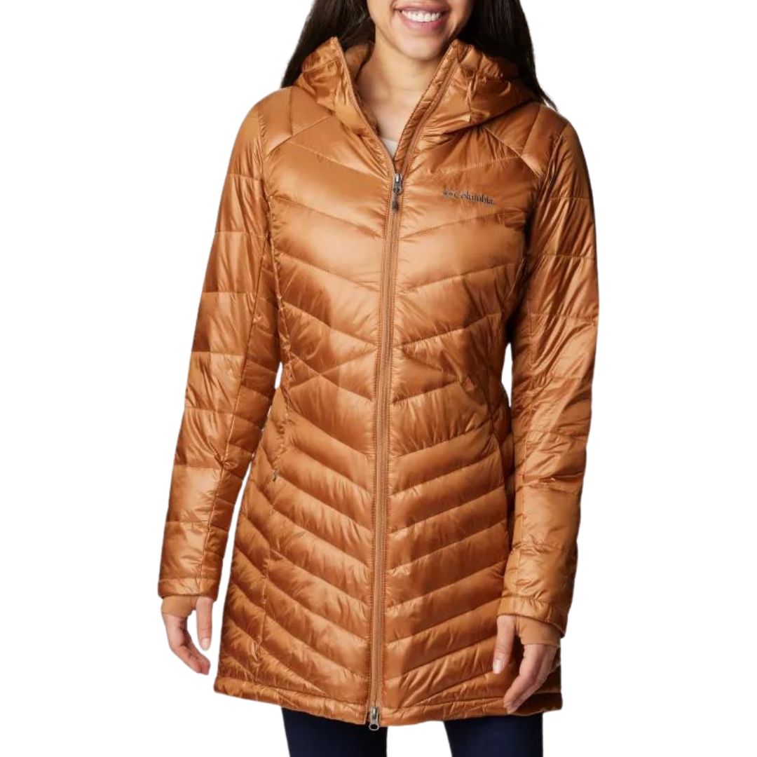 MANTEAU MI-LONG ISOLÉ COLUMBIA JOY PEAK POUR FEMME couleur camel brown vu du manteau brun doré porté par une femme vue de face de la tête aux cuisses