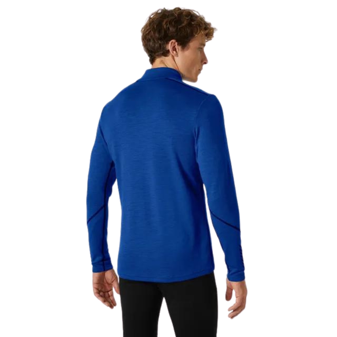 HAUT COUCHE DE BASE HELLY HANSEN LIFA MERINO MIDWEIGHT 1/2 ZIP POUR HOMME couleur cobalt 2.0 vu du chandail à manches longues de couleur bleu royal porté par un homme vu de dos