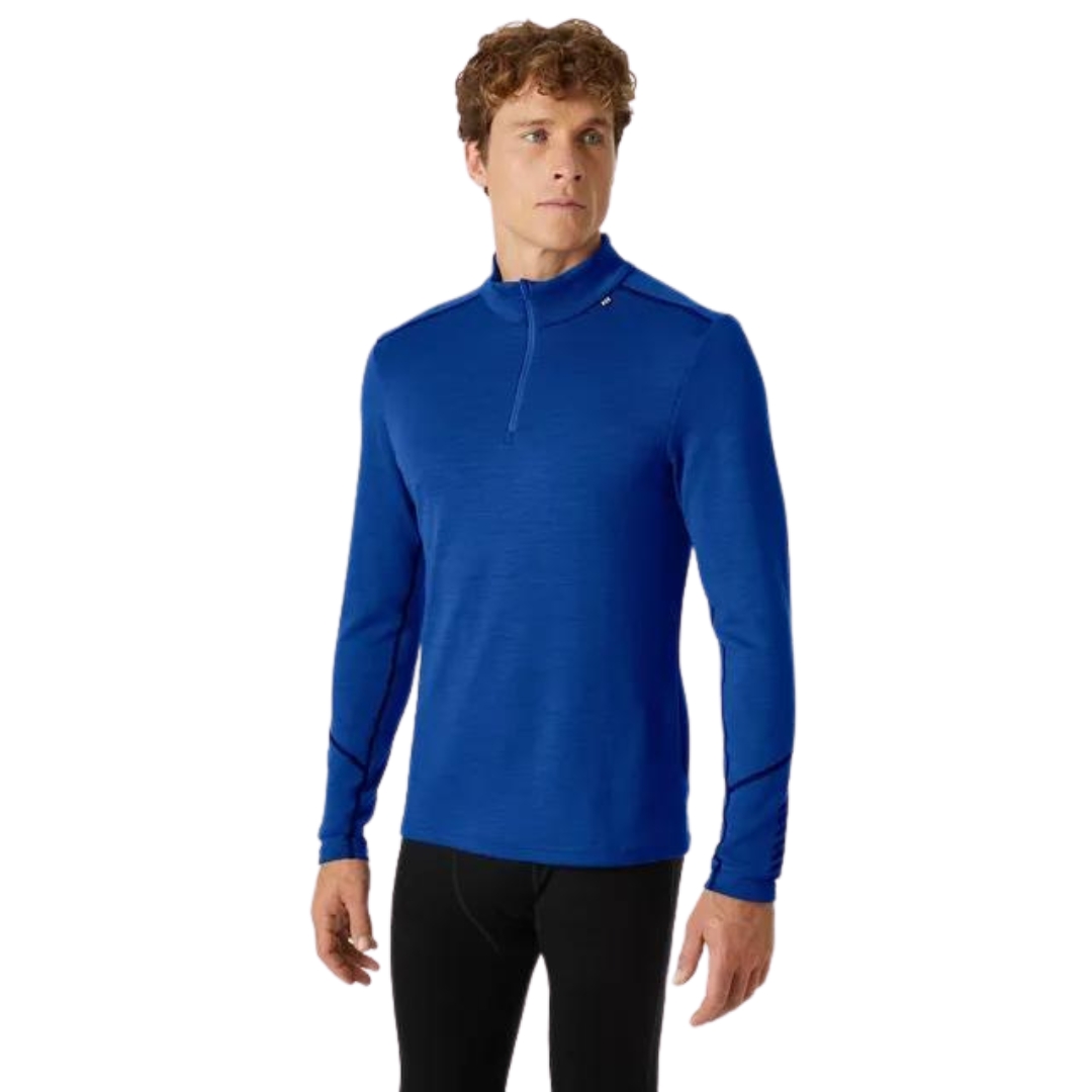 HAUT COUCHE DE BASE HELLY HANSEN LIFA MERINO MIDWEIGHT 1/2 ZIP POUR HOMME couleur cobalt 2.0 vu du chandail à manches longues de couleur bleu royal porté par un homme vu de face