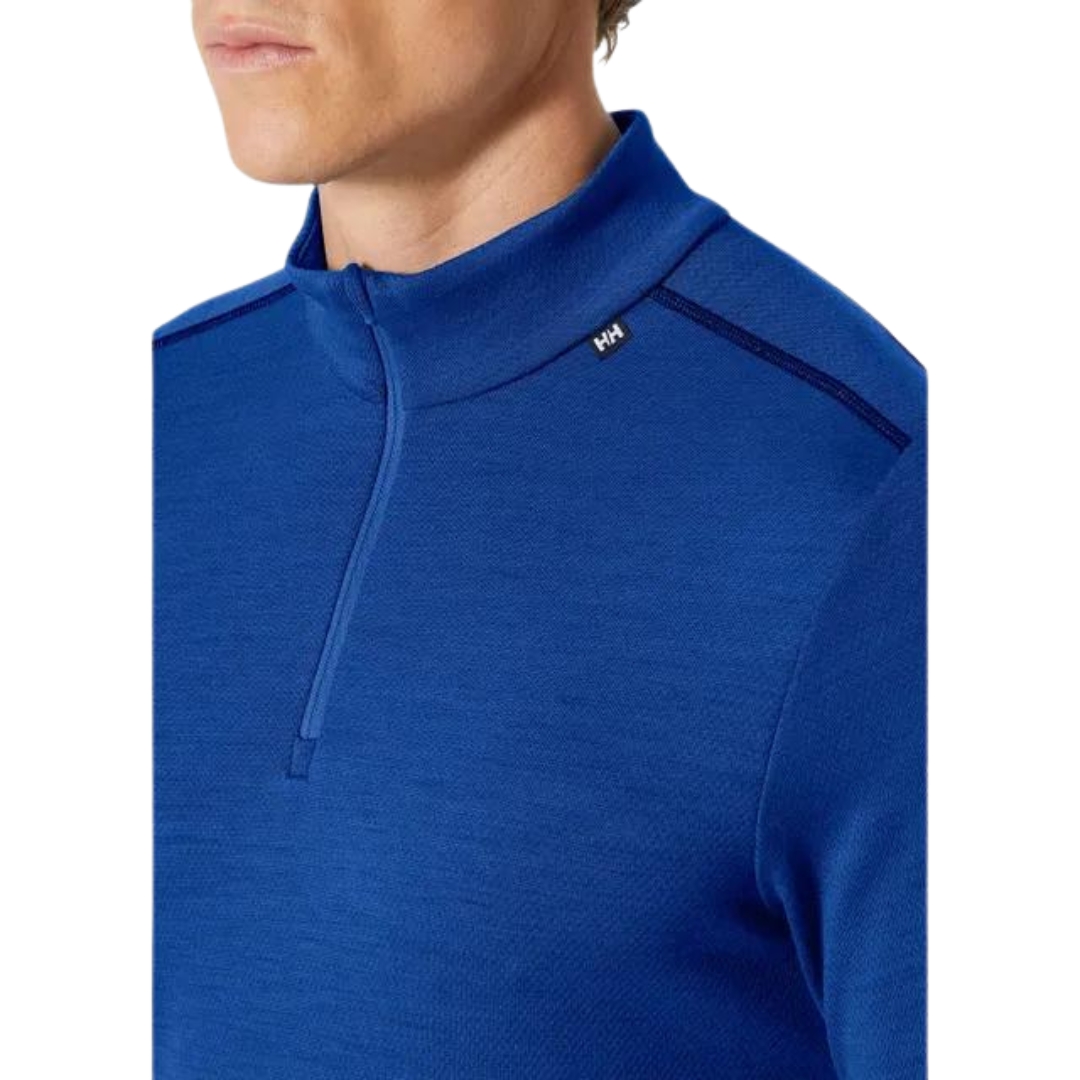 HAUT COUCHE DE BASE HELLY HANSEN LIFA MERINO MIDWEIGHT 1/2 ZIP POUR HOMME couleur cobalt 2.0 vu du chandail à manches longues de couleur bleu royal porté par un homme vu en gros plan sur le col montant