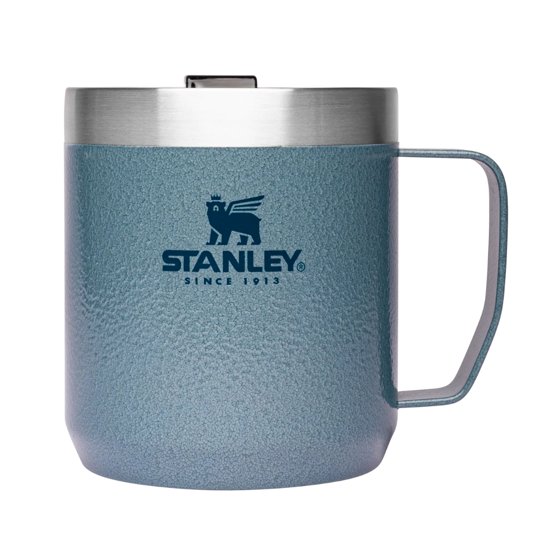 TASSE DE CAMPING STANLEY CLASSIC LEGENDARY 12Oz couleur hammertone lake vue de la tasse bleue ciel de face