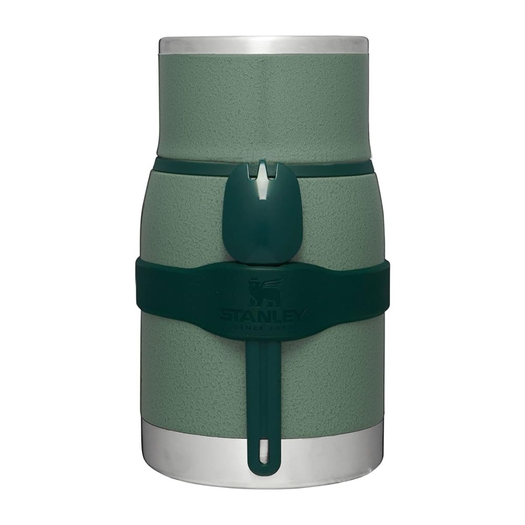 OT À ALIMENT ISOTHERMIQUE STANLEY ADVENTURE TO-GO 24OZ + SPORK couleur hammertone green vu du pot vert de face avec le spork visible