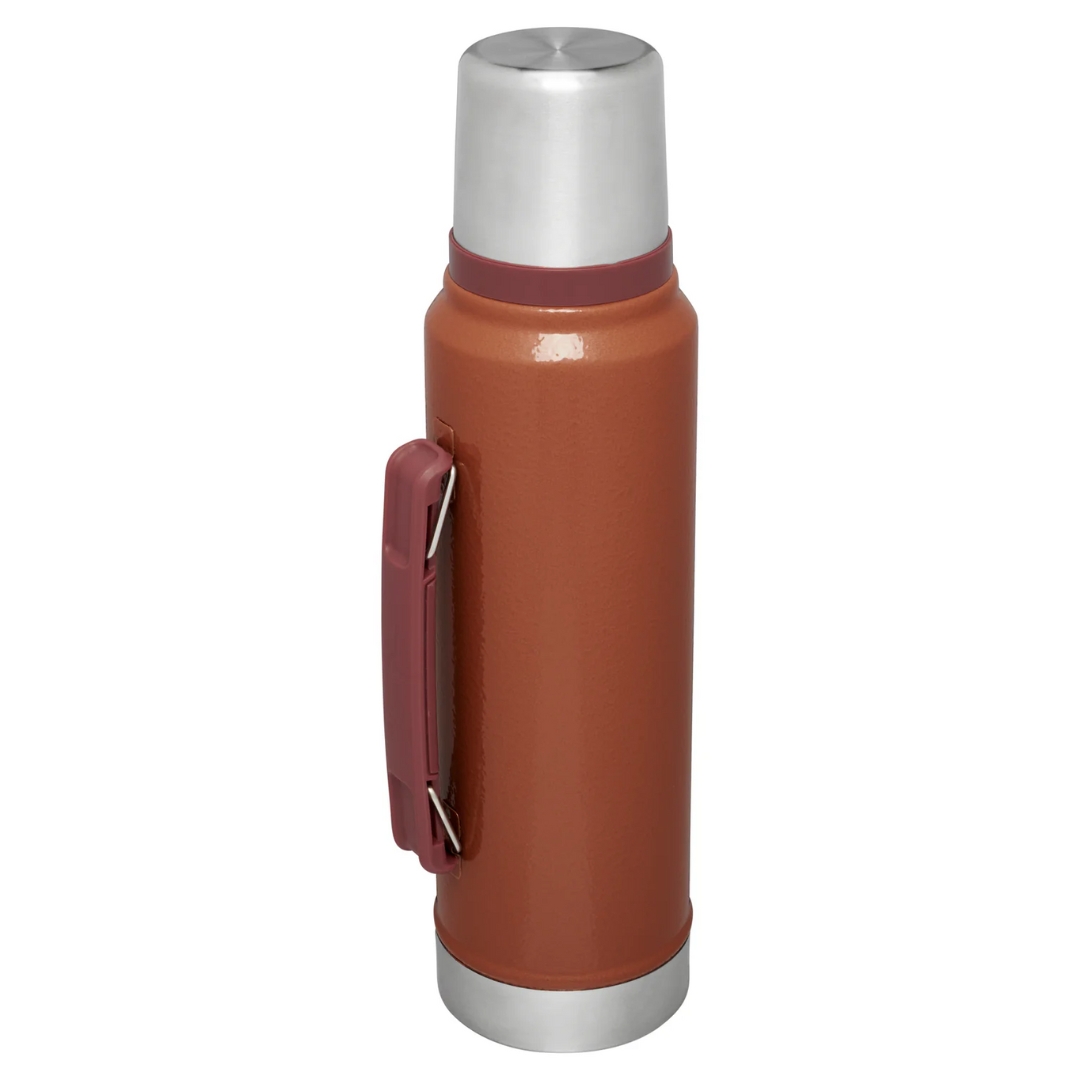 BOUTEILLE ISOTHERME STANLEY LEGENDARY CLASSIC 1.0L couleur hammertone clay vu de la bouteille orange de dos