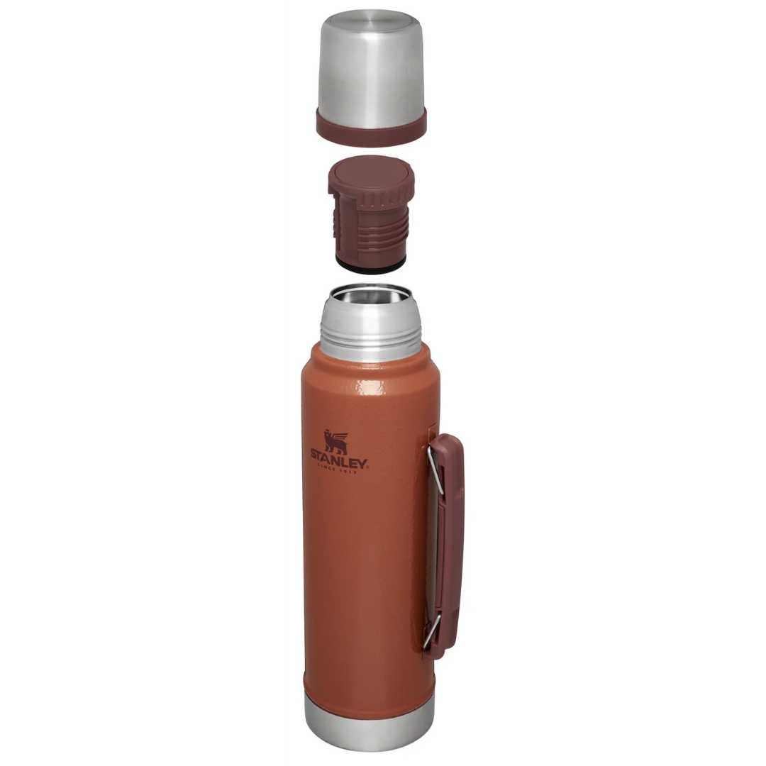 BOUTEILLE ISOTHERME STANLEY LEGENDARY CLASSIC 1.0L couleur hammertone clay vu de la bouteille orange de face avec le bouchon et couvercle au dessus
