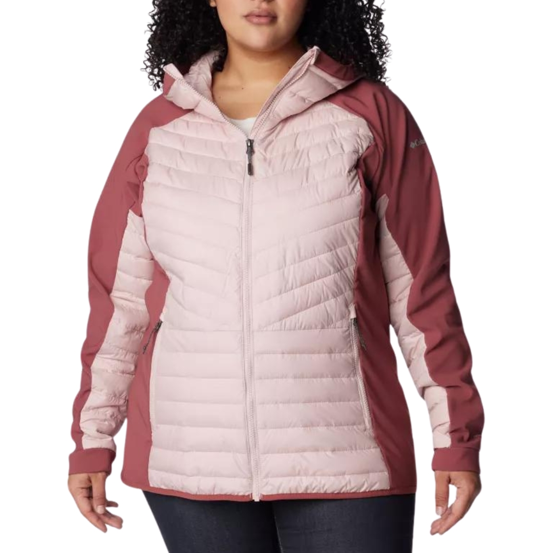 MANTEAU ISOLÉ LÉGER À CAPUCHON COLUMBIA POWDER LITE HYBRID POUR FEMME (GRANDE TAILLE) couleur 626-DUSTY PINK vu du manteau rose foncé et rose pale porté par une femme vue de la tête aux cuisses de face