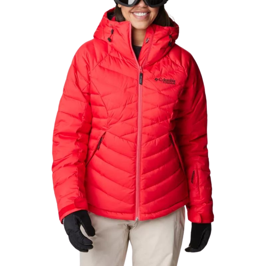 MANTEAU DE SKI ALPIN ISOLÉ EN DUVET COLUMBIA DROARING FORK POUR FEMME couleur red lily vu du manteau rouge flash porté par une femme vue de face