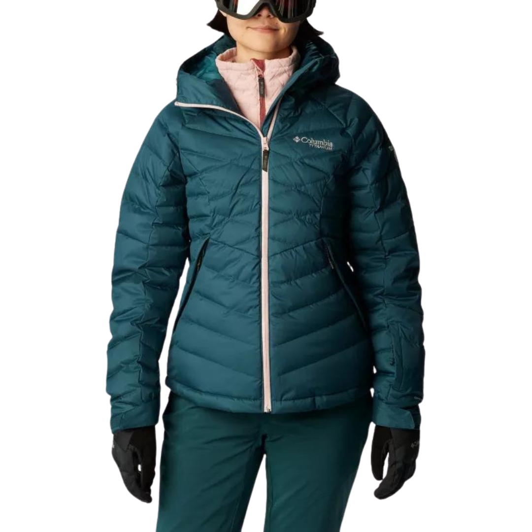 MANTEAU DE SKI ALPIN ISOLÉ EN DUVET COLUMBIA DROARING FORK POUR FEMME  couleur 414-NIGHT WAVE vu du manteau turquoise foncé avec fermeture éclair rose pale porté par une femme vue de face