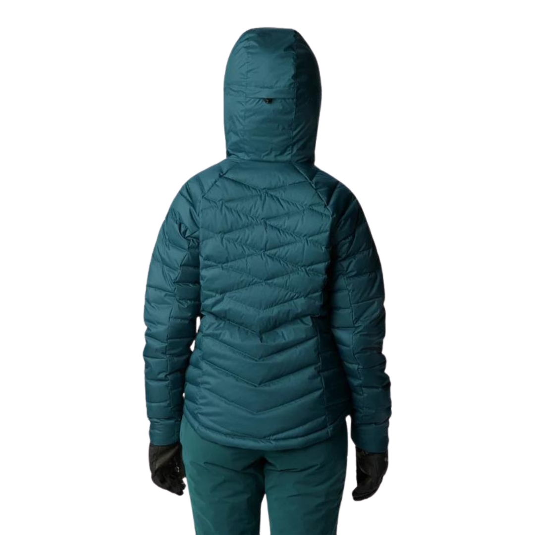 MANTEAU DE SKI ALPIN ISOLÉ EN DUVET COLUMBIA DROARING FORK POUR FEMME couleur 414-NIGHT WAVE vu du manteau turquoise foncé avec fermeture éclair rose pale porté par une femme vue de dos avec le capuchon sur la tête