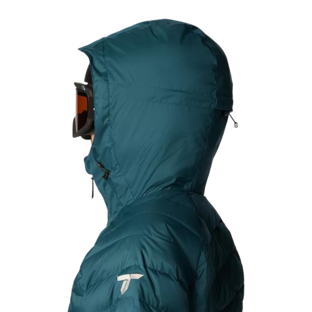 MANTEAU DE SKI ALPIN ISOLÉ EN DUVET COLUMBIA DROARING FORK POUR FEMME couleur 414-NIGHT WAVE vu du manteau turquoise foncé avec fermeture éclair rose pale porté par une femme vue de profil en gros plans sur le capuchon par dessus un casque de ski