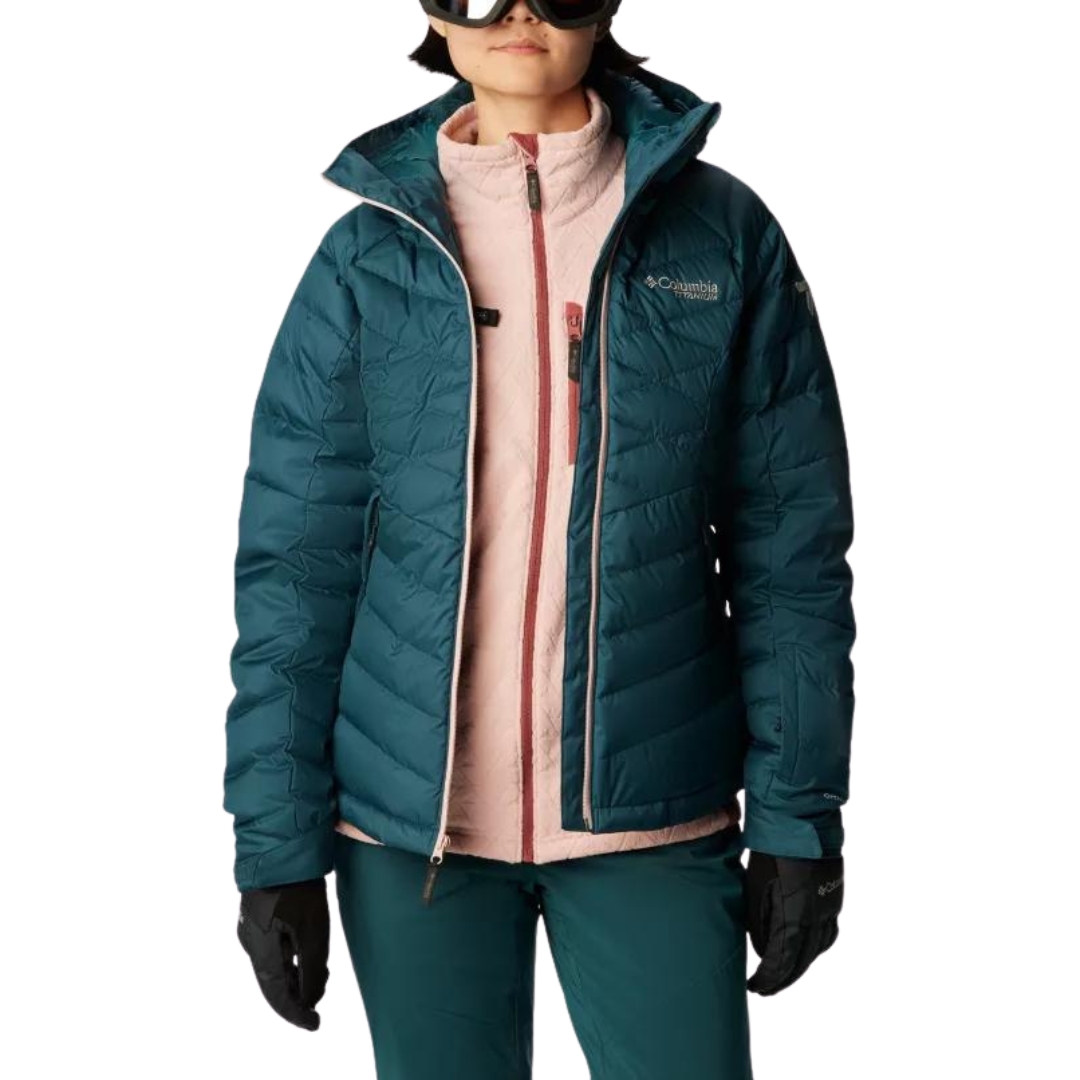MANTEAU DE SKI ALPIN ISOLÉ EN DUVET COLUMBIA DROARING FORK POUR FEMME couleur 414-NIGHT WAVE vu du manteau turquoise foncé avec fermeture éclair rose pale porté par une femme vue de face avec le manteau ouvert