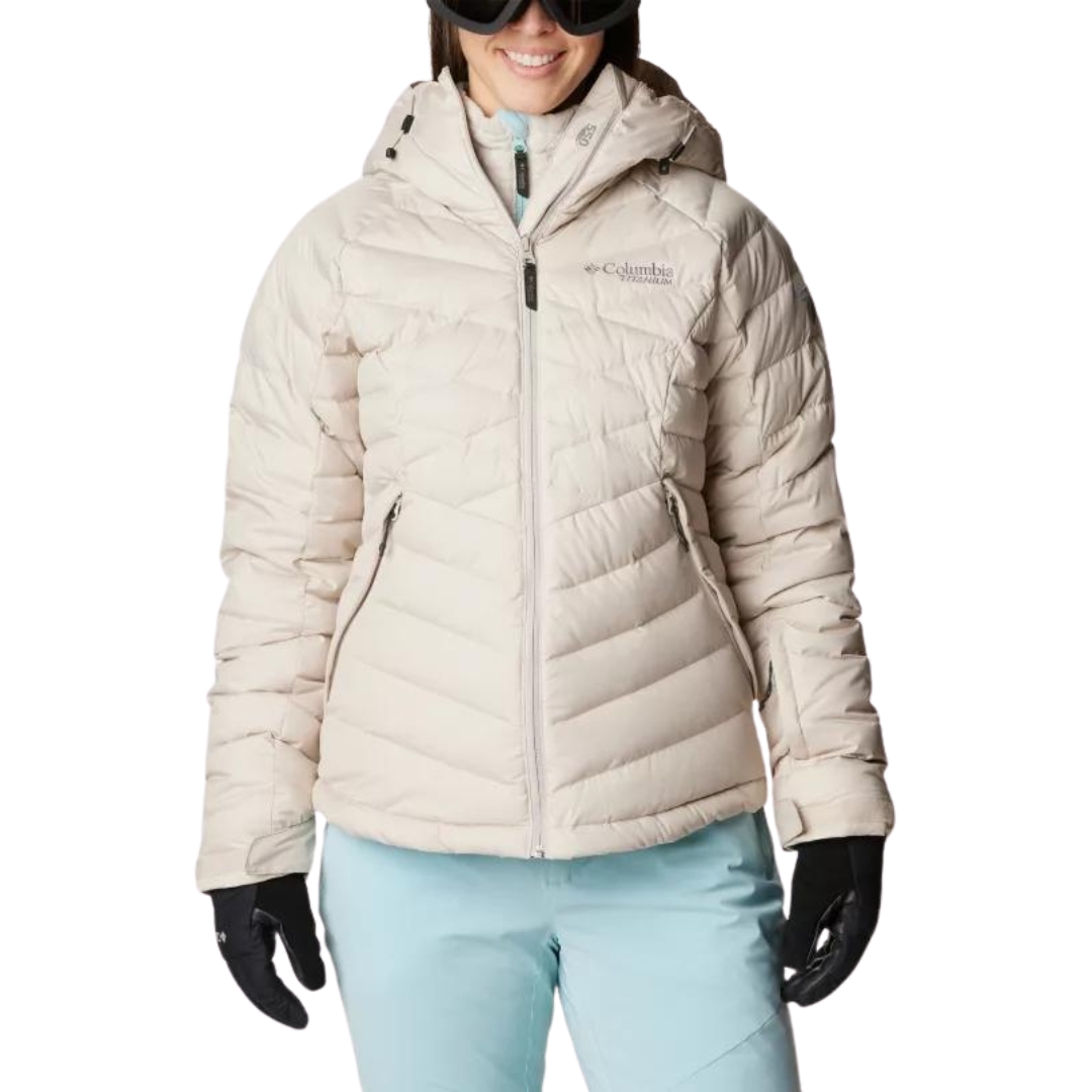 MANTEAU DE SKI ALPIN ISOLÉ EN DUVET COLUMBIA DROARING FORK POUR FEMME couleur dark stone vu du manteau blanc cassé porté par une femme vue de face