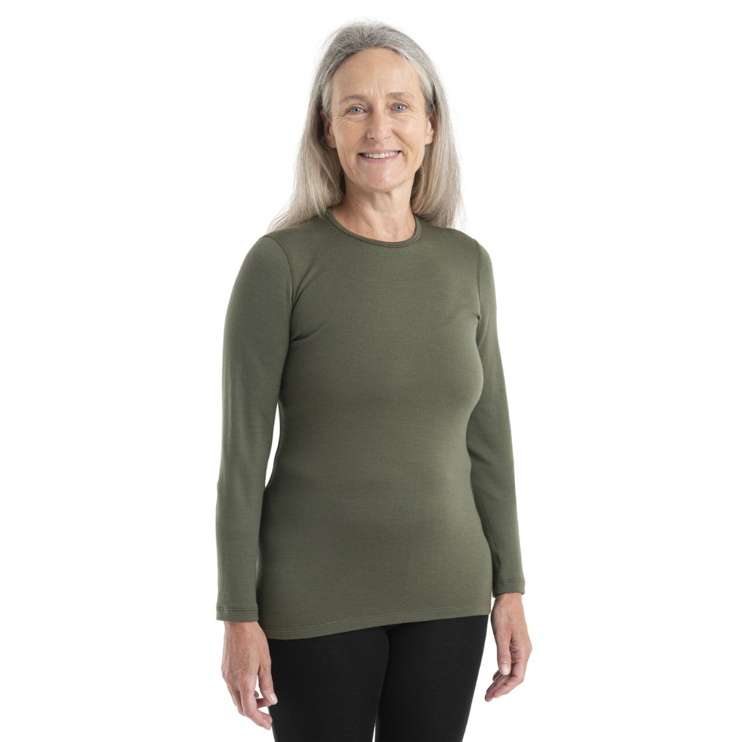 HAUT COUCHE DE BASE À MANCHES LONGUES ICEBREAKER 260 TECH EN MÉRINO POUR FEMME couleur loden vu du chandail vert khaki porté par une femme vue de la tête aux cuisses de face