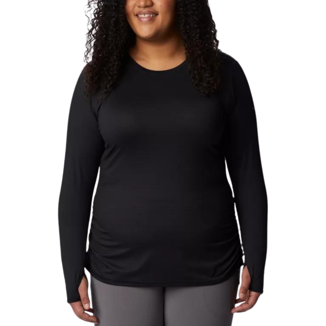 CHANDAIL À MANCHES LONGUES COLUMBIA LESLIE FALLS POUR FEMME couleur 010-BLACK vu du chandail noir porté par une femme vue de la tête aux cuisses de face