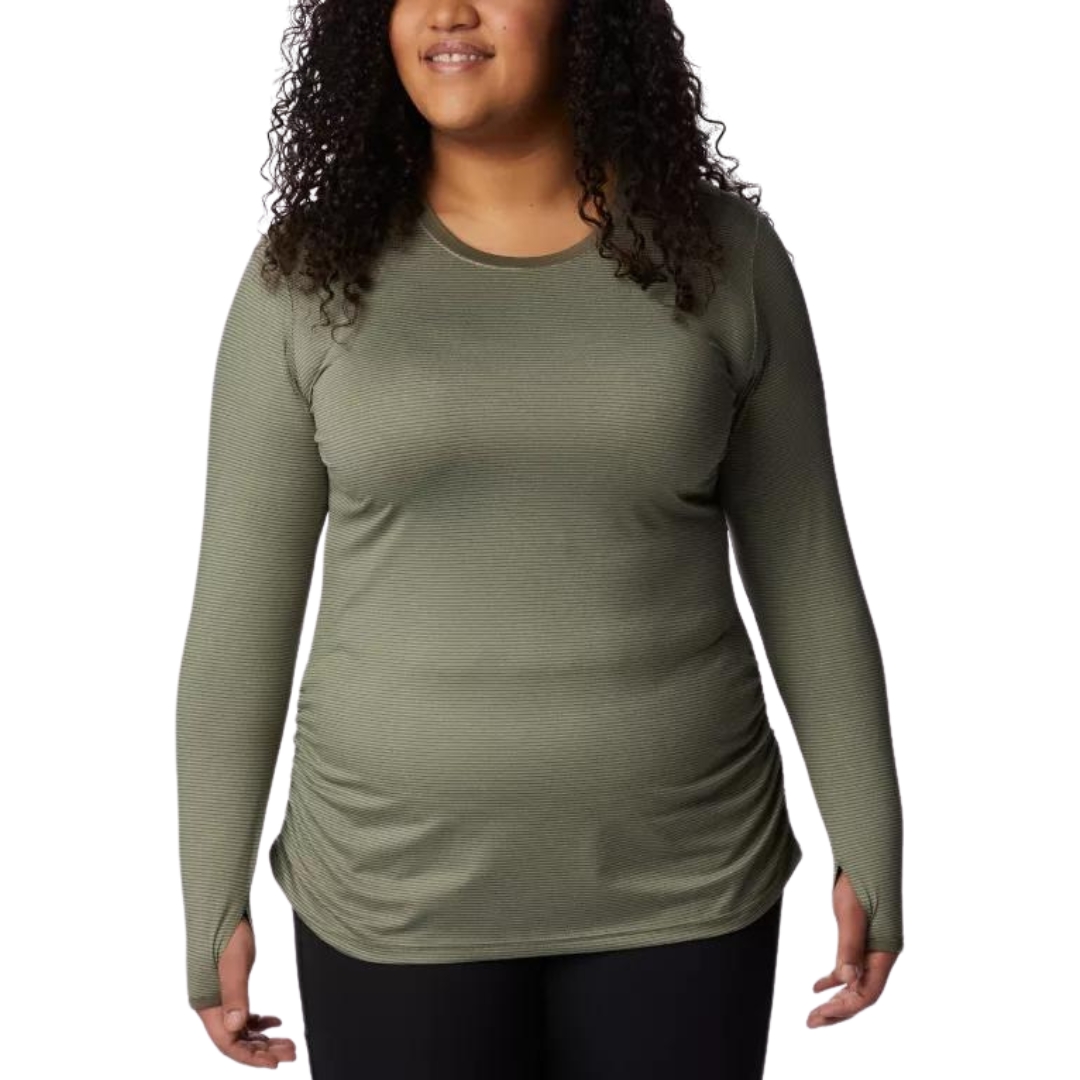 CHANDAIL À MANCHES LONGUES COLUMBIA LESLIE FALLS POUR FEMME couleur 397-STONE GREEN vu du chandail vert khaki porté par une femme vue de la tête aux cuisses de face