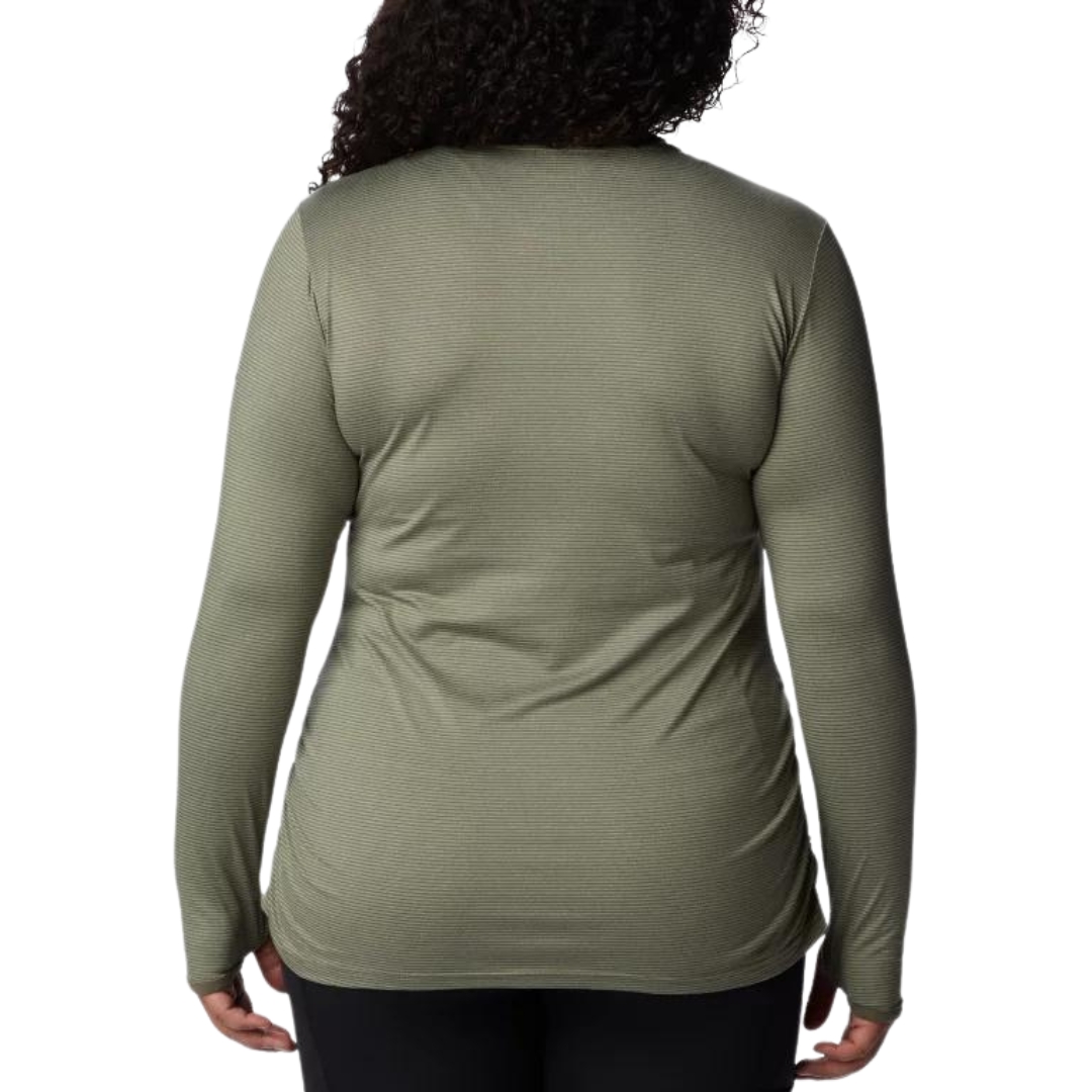 CHANDAIL À MANCHES LONGUES COLUMBIA LESLIE FALLS POUR FEMME couleur 397-STONE GREEN vu du chandail vert khaki porté par une femme vue de la tête aux cuisses de dos