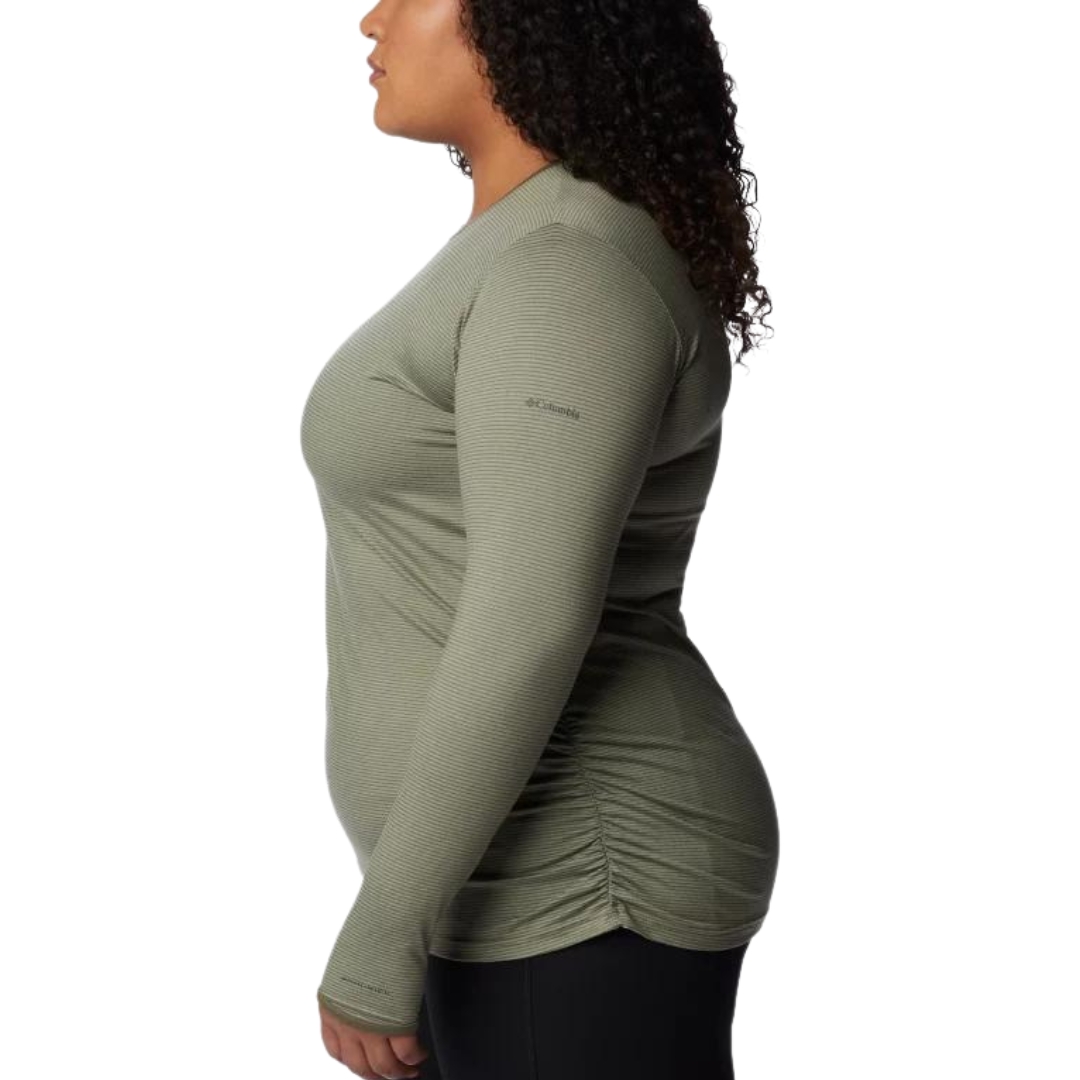 CHANDAIL À MANCHES LONGUES COLUMBIA LESLIE FALLS POUR FEMME couleur 397-STONE GREEN vu du chandail vert khaki porté par une femme vue de la tête aux cuisses de profil gauche