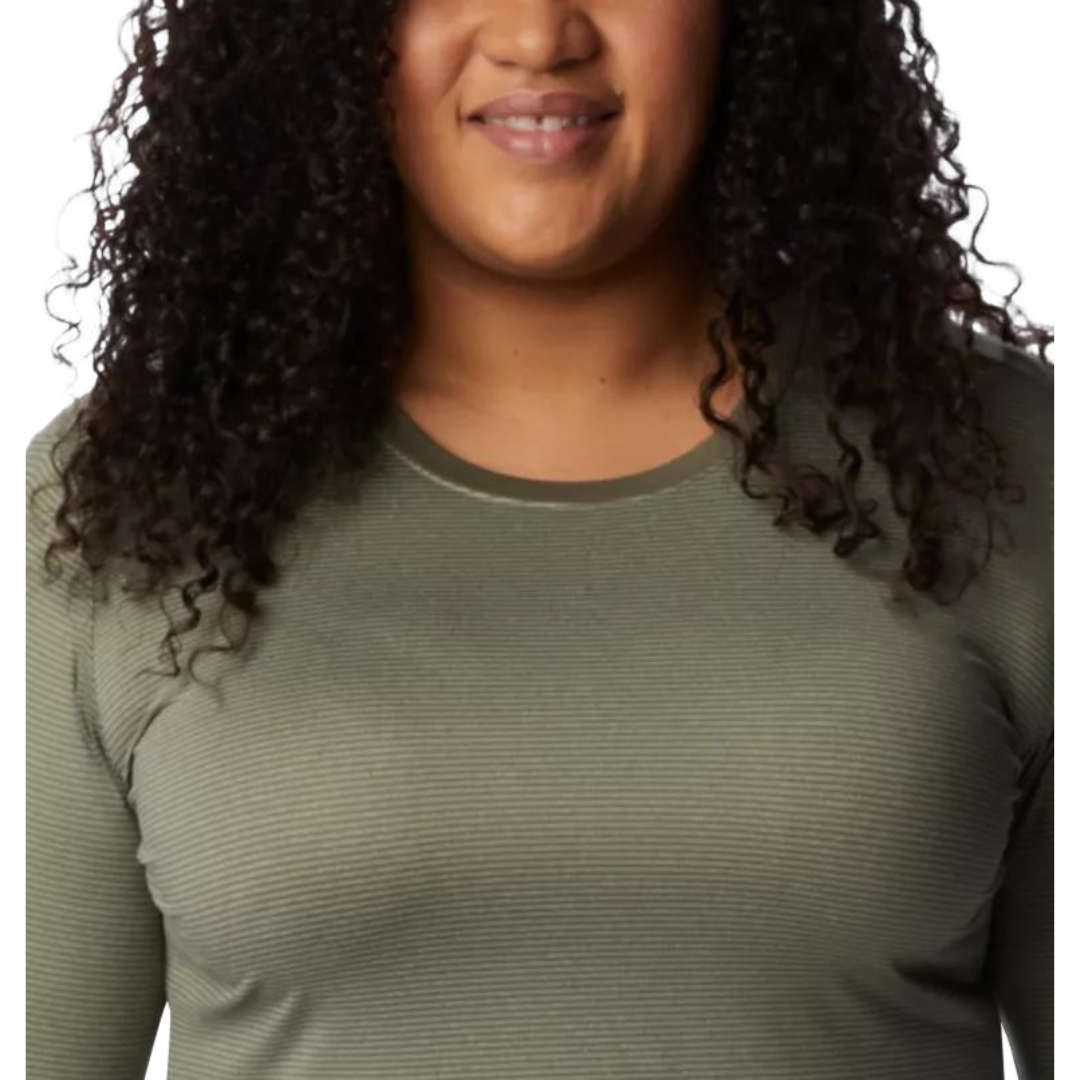 CHANDAIL À MANCHES LONGUES COLUMBIA LESLIE FALLS POUR FEMME couleur 397-STONE GREEN vu du chandail vert khaki porté par une femme vue de face en gros plan sur le col rond