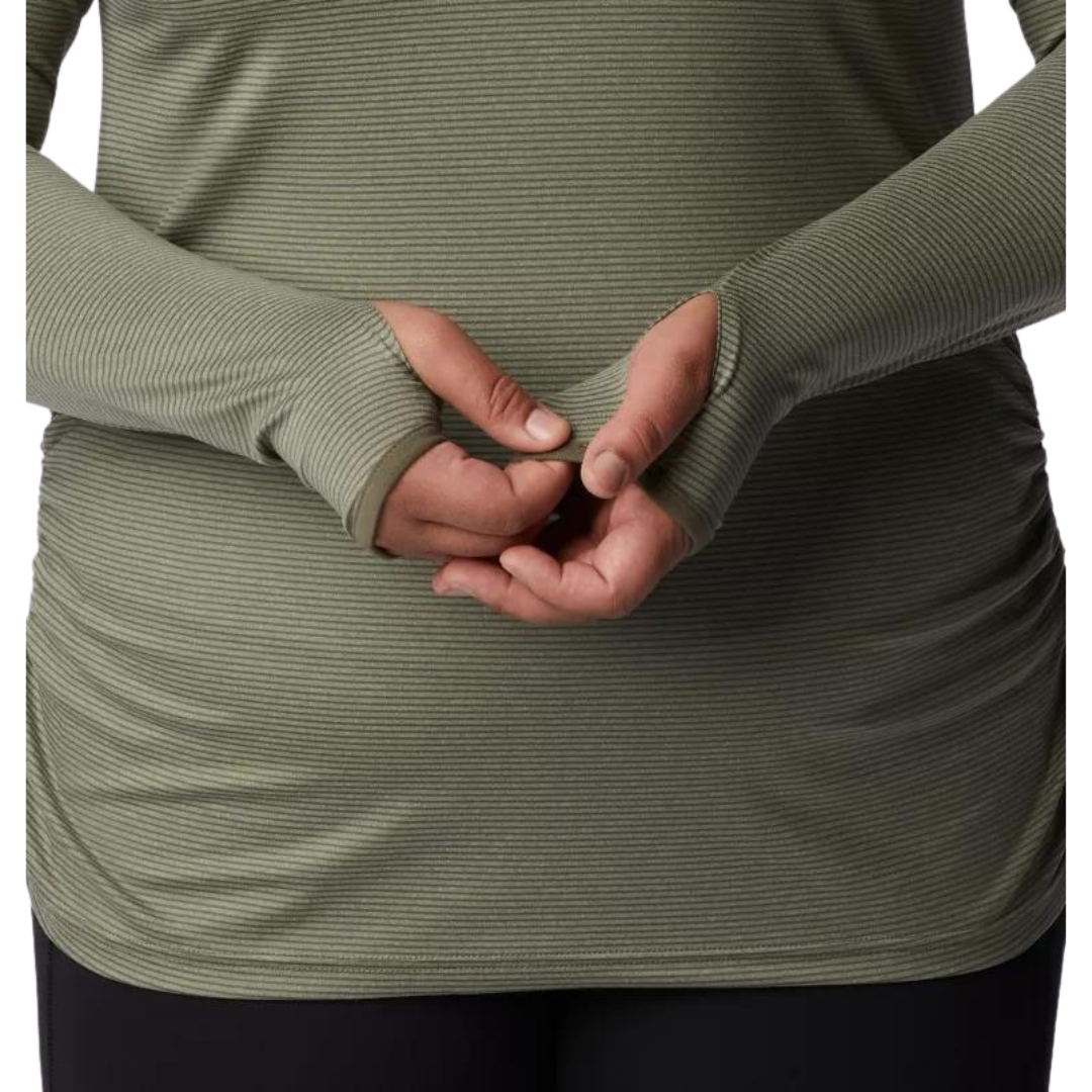 CHANDAIL À MANCHES LONGUES COLUMBIA LESLIE FALLS POUR FEMME couleur 397-STONE GREEN vu du chandail vert khaki porté par une femme vue deface en gros pla sur les poignets à passes pouces