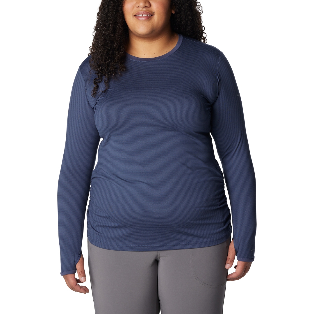 CHANDAIL À MANCHES LONGUES COLUMBIA LESLIE FALLS POUR FEMME couleur 466-NOCTURNAL vu du chandail bleu marin porté par une femme vue de la tête aux cuisses de face