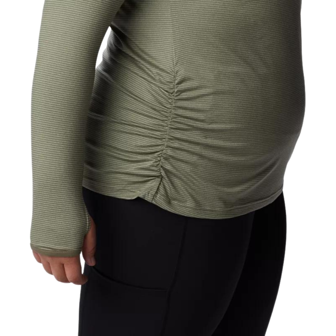 CHANDAIL À MANCHES LONGUES COLUMBIA LESLIE FALLS POUR FEMME couleur 397-STONE GREEN vu du chandail vert khaki porté par une femme vue de profil droit en gros plan sur le retroussage