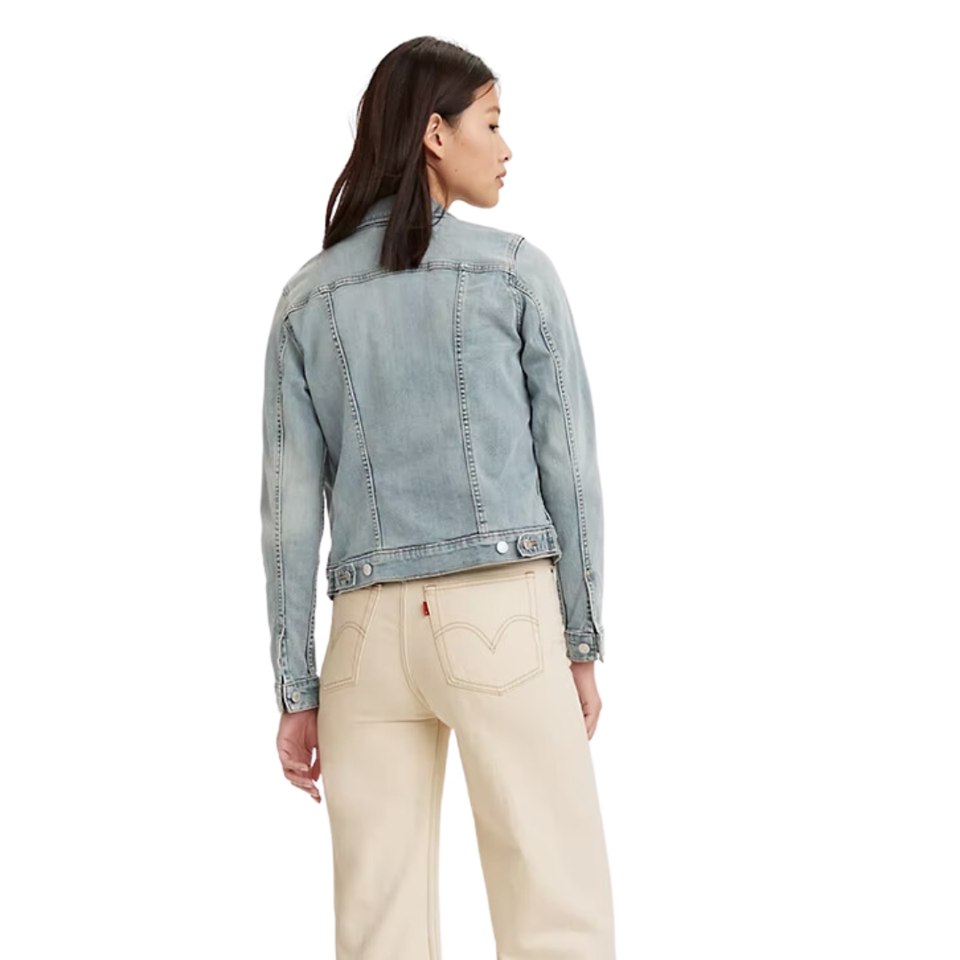 VESTE EN JEANS LEVI'S ORIGINAL TRUCKER POUR FEMME couleur 0012-JEANIE vue de la veste en jeans bleu pale portée par une femme vue de dos