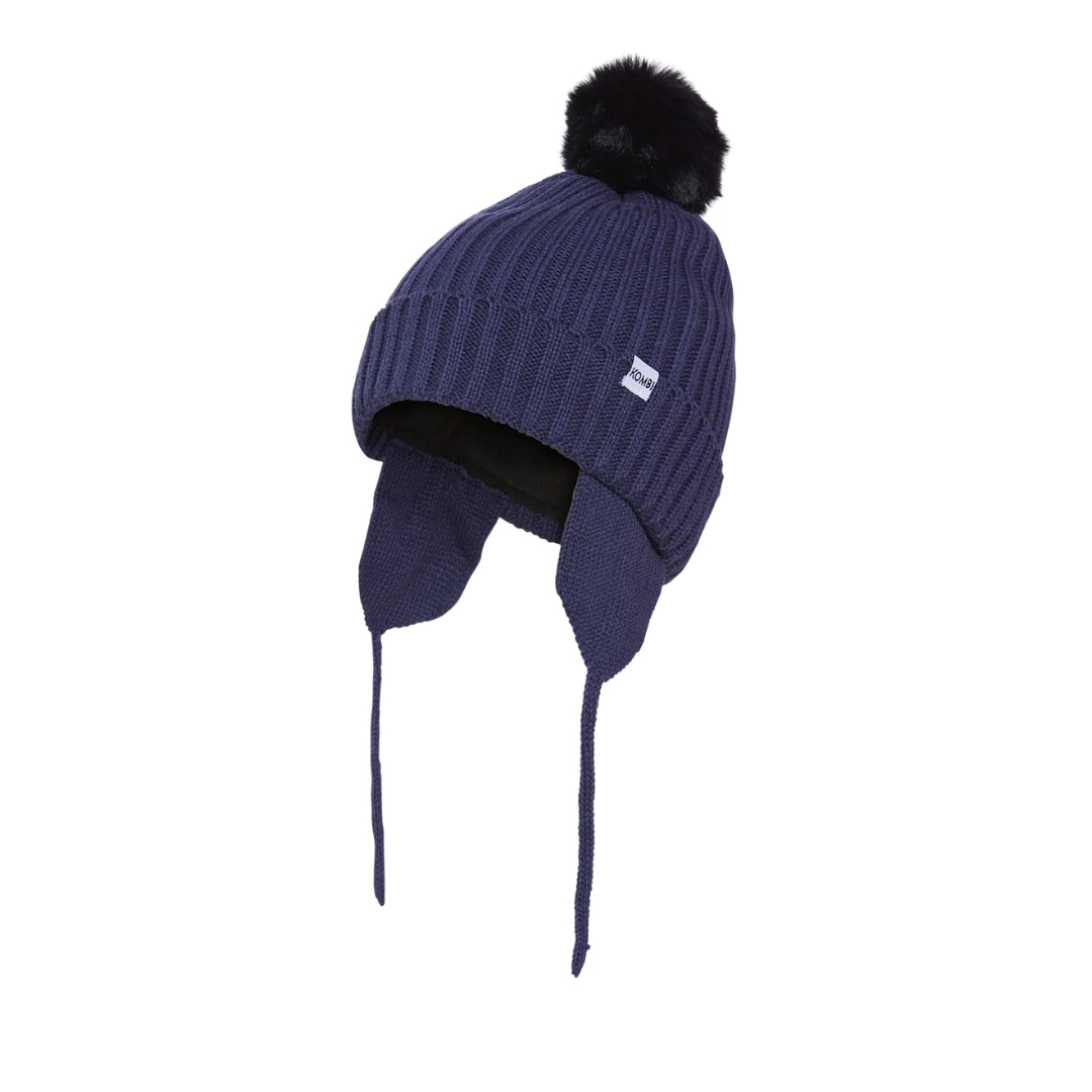 TUQUE PÉRUVIENNE À POMPON KOMBI SIMPLY POUR ENFANT COULEUR 726584-SPACE BLUE VUE DE LA TUQUE BLEUE MARINE AVEC POMPON NOIR DE PROFIL AVANT GAUCHE