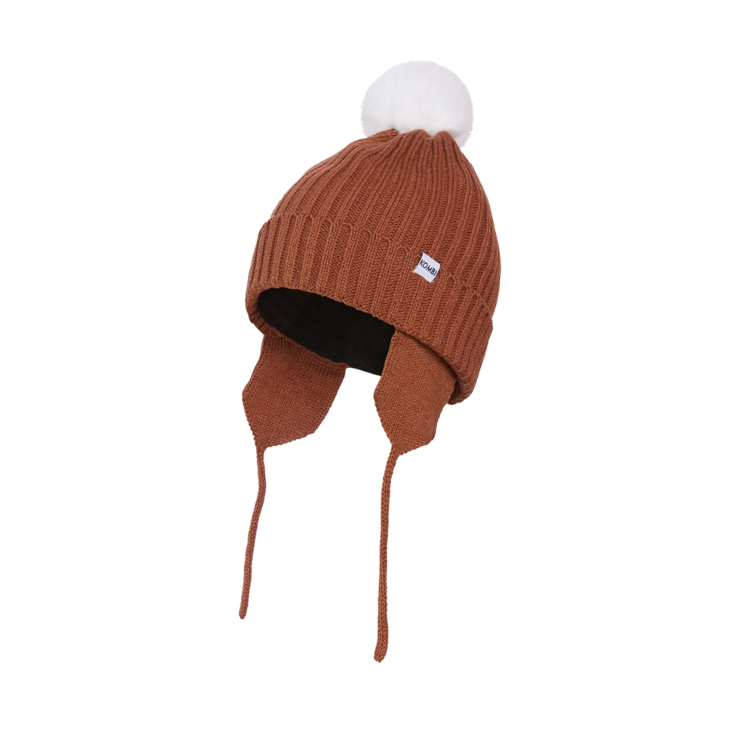 TUQUE PÉRUVIENNE À POMPON KOMBI SIMPLY POUR ENFANT COULEUR 398564-CHAMOIS VUE DE LA TUQUE BRUNE OCRE AVEC POMPON BLANC CASSÉE DE PROFIL AVANT GAUCHE