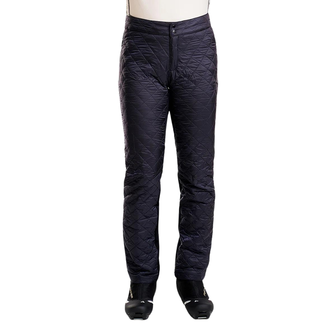 PANTALON D'ENTRAINEMENT MATELASSÉ SWIX MAYEN POUR FEMME couleur black vu du pantalon noir porté par une femme vue de la taille aux pieds de face