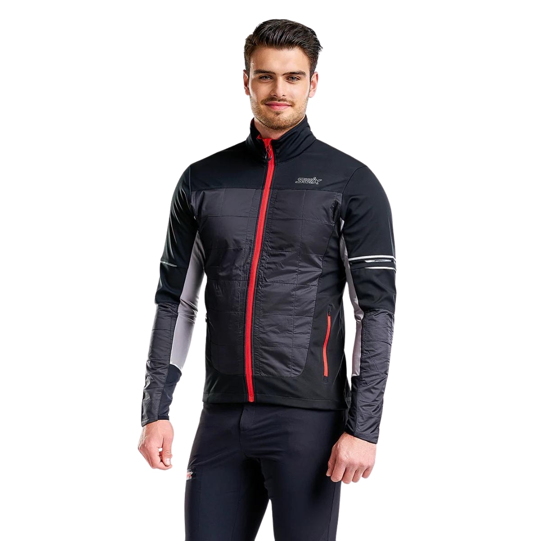 MANTEAU D'ENTRAINEMENT SWIX NAVADO HYBRID POUR HOMME couleur 10000-BLACK vu du manteau noir, gris et rouge porté par un homme vu de la tête aux cuisses de face