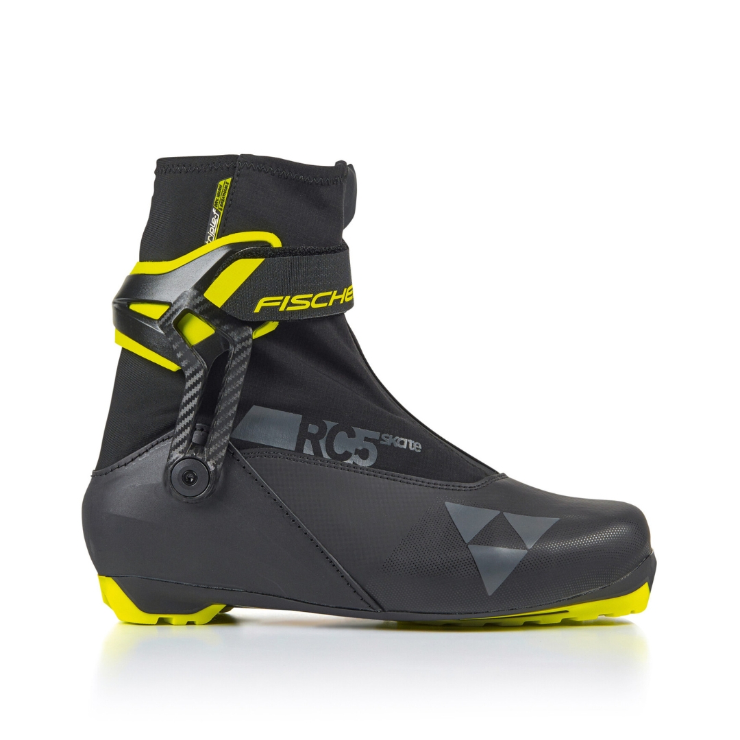 BOTTE DE SKI DE FOND FISCHER RC5 SKATE POUR HOMME VUE DE LA BOTTE NOIRE ET JAUNE DE PROFIL DROIT