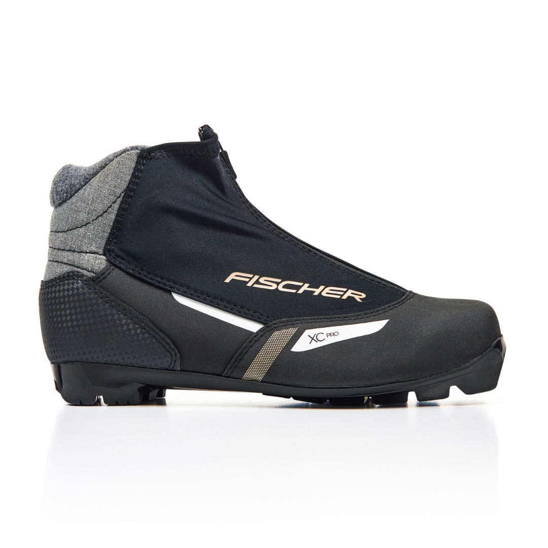 BOTTE DE SKI DE FOND FISCHER XC PRO WS POUR FEMME VUE DE LA BOTTE NOIRE, BANCHE ET DORÉ DE PROFIL DROIT